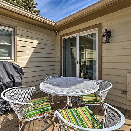 Oak Island Getaway With Yard - Walk To Beach!